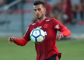 Após não se reapresentar, Trauco será multado, e situação do lateral no Fla piora