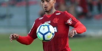 Após não se reapresentar, Trauco será multado, e situação do lateral no Fla piora