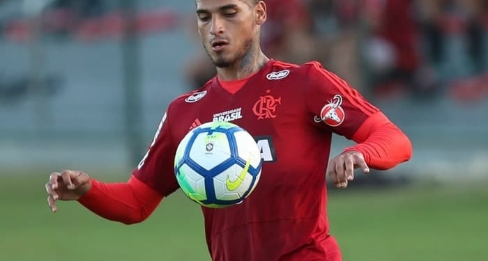 Após não se reapresentar, Trauco será multado, e situação do lateral no Fla piora