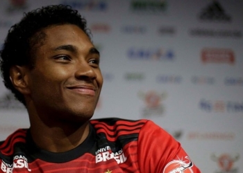 Barbieri mantém mistério sobre escalação de Vitinho e elogia VAR
