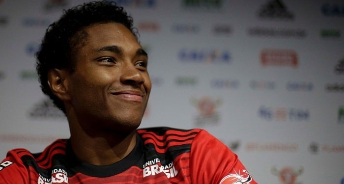 Barbieri mantém mistério sobre escalação de Vitinho e elogia VAR