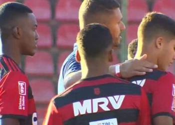 Chape faz gol relâmpago, mas Fla se recupera, busca a virada no fim e estreia com vitória na Taça BH