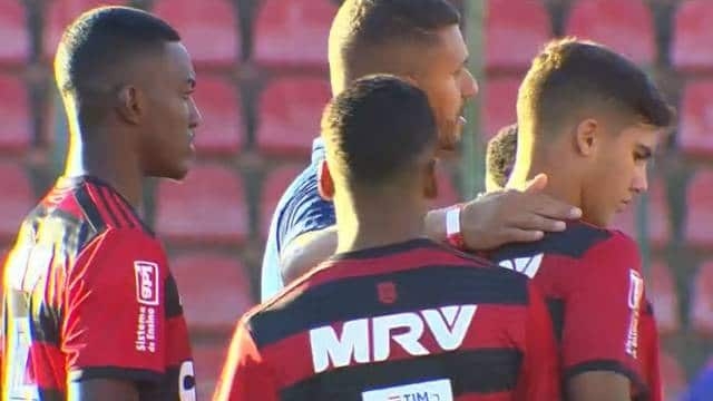 Chape faz gol relâmpago, mas Fla se recupera, busca a virada no fim e estreia com vitória na Taça BH