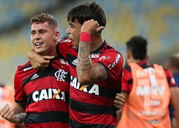 Com força da base, Flamengo bate Botafogo e se mantém na liderança