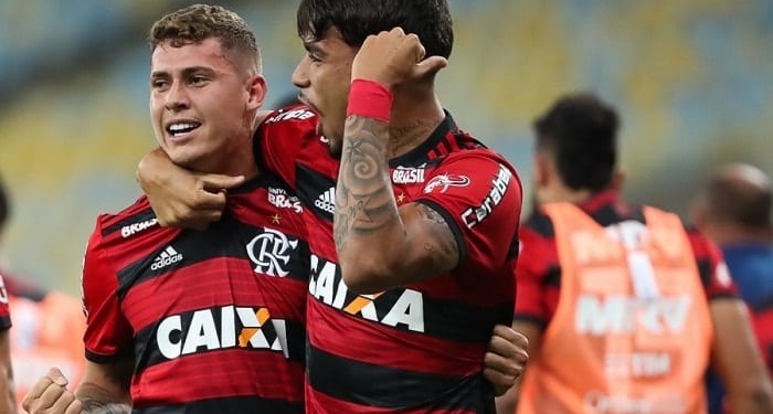 Com força da base, Flamengo bate Botafogo e se mantém na liderança