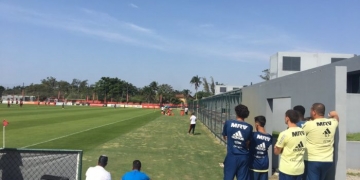 Primeiro treino de Vitinho no Flamengo vira atração até para garotada da base