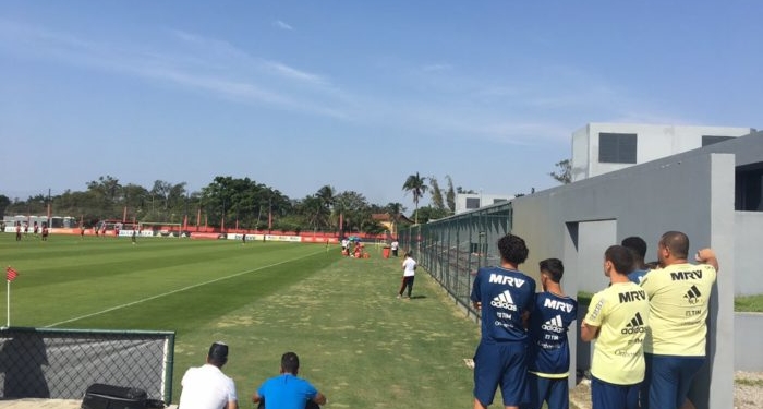Primeiro treino de Vitinho no Flamengo vira atração até para garotada da base