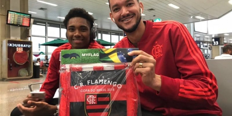 Ao lado de Réver, Vitinho embarca com o Flamengo para duelo contra o Grêmio