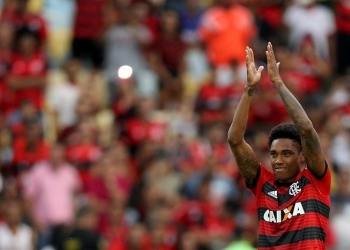 Emocionado, Vitinho é apresentado à torcida do Flamengo