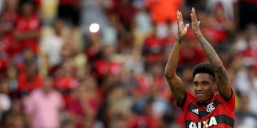 Emocionado, Vitinho é apresentado à torcida do Flamengo