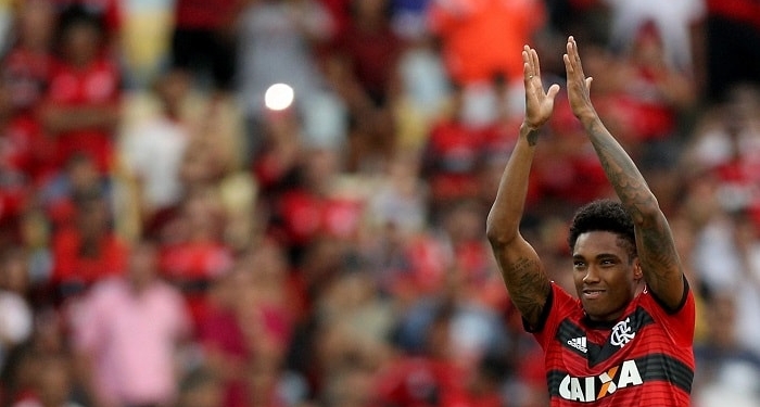 Emocionado, Vitinho é apresentado à torcida do Flamengo