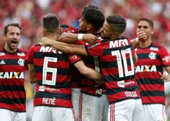 Flamengo apresenta Vitinho à torcida, goleia Sport e segue líder do Brasileiro