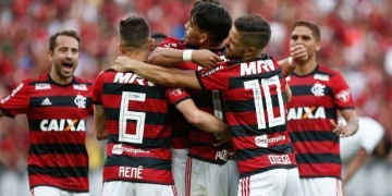 Flamengo apresenta Vitinho à torcida, goleia Sport e segue líder do Brasileiro
