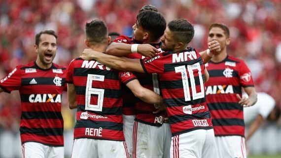Flamengo apresenta Vitinho à torcida, goleia Sport e segue líder do Brasileiro