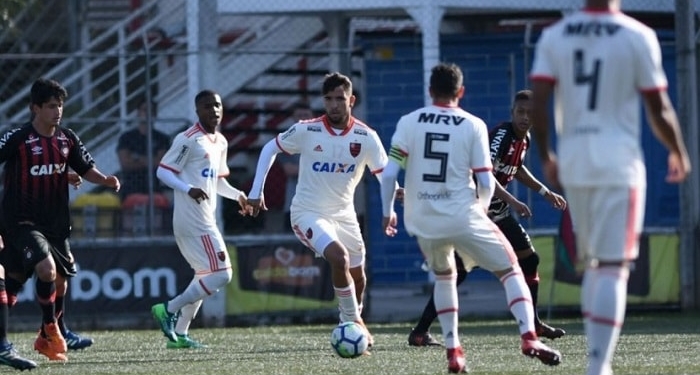 Flamengo vira para cima do Atlético-PR e estreia com vitória no Brasileiro sub-20