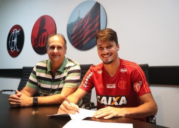 Flamengo anuncia renovações de contratos com Rodinei e Thuler