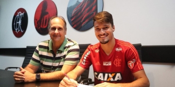 Flamengo anuncia renovações de contratos com Rodinei e Thuler