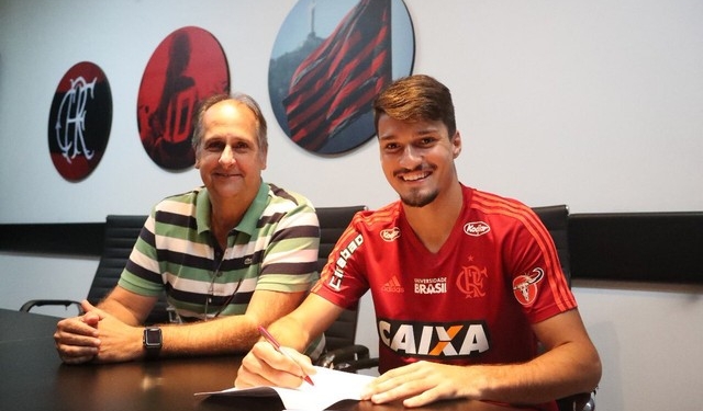Flamengo anuncia renovações de contratos com Rodinei e Thuler