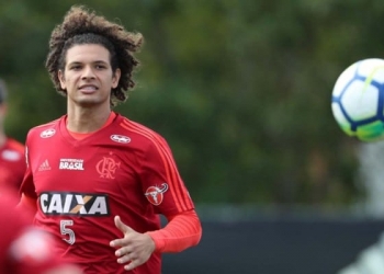 Olympiacos faz proposta de R$ 10,4 milhões para tirar Arão do Fla; Paok monitora