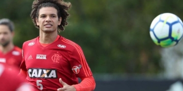 Olympiacos faz proposta de R$ 10,4 milhões para tirar Arão do Fla; Paok monitora