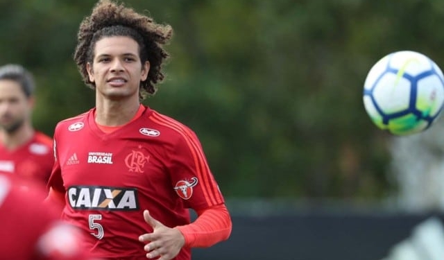 Olympiacos faz proposta de R$ 10,4 milhões para tirar Arão do Fla; Paok monitora