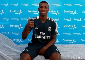 Vinicius Junior veste a camisa e faz exames ao lado de astros do Real Madrid