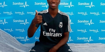 Vinicius Junior veste a camisa e faz exames ao lado de astros do Real Madrid
