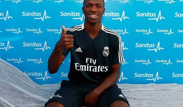 Vinicius Junior veste a camisa e faz exames ao lado de astros do Real Madrid