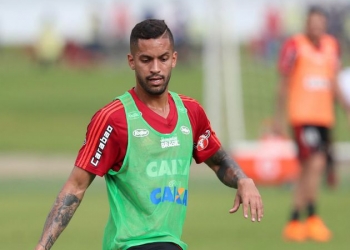 Provável titular após volta da Copa, Rômulo faz golaço em treino do Fla; veja