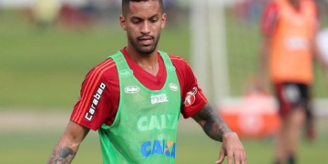 Provável titular após volta da Copa, Rômulo faz golaço em treino do Fla; veja