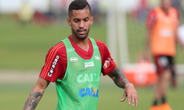 Provável titular após volta da Copa, Rômulo faz golaço em treino do Fla; veja