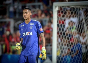 Flamengo abre conversas para renovar contrato do jovem goleiro Gabriel Batista