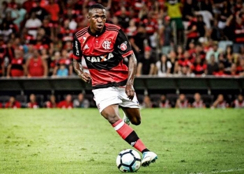 Vinícius Jr chega à Espanha e é recebido por torcedores de Real e Fla