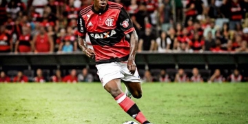 Vinícius Jr chega à Espanha e é recebido por torcedores de Real e Fla