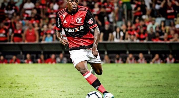 Vinícius Jr chega à Espanha e é recebido por torcedores de Real e Fla