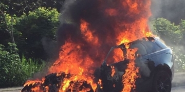 Carro de Paquetá pega fogo, explode, mas jogador passa bem: "Apenas um susto"
