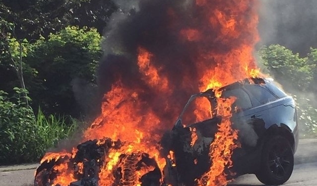 Carro de Paquetá pega fogo, explode, mas jogador passa bem: "Apenas um susto"