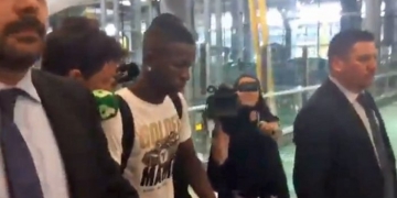 Vinicius Jr chega a Madri e é recepcionado por torcedores do Real e do Fla