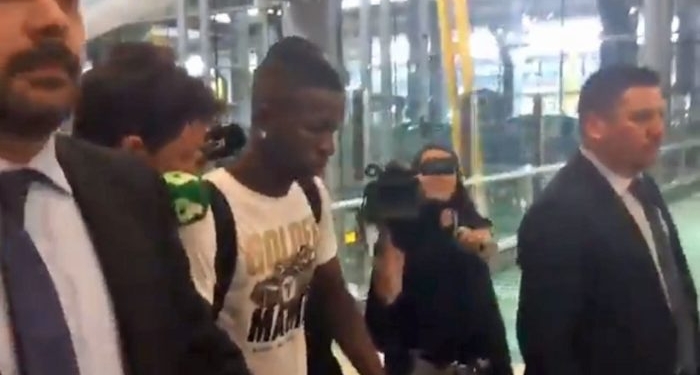 Vinicius Jr chega a Madri e é recepcionado por torcedores do Real e do Fla