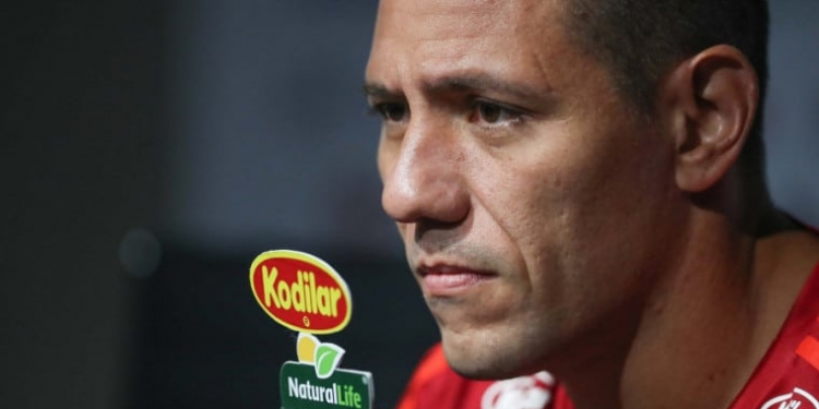 Diego Alves elogia sistema defensivo e exalta o apoio da Nação