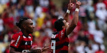 Flamengo vence o Cruzeiro no Maraca e segue na cola do São Paulo