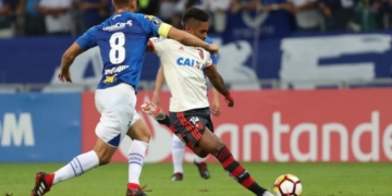 Vai com quem? Centroavante passa a ser dor de cabeça no Flamengo