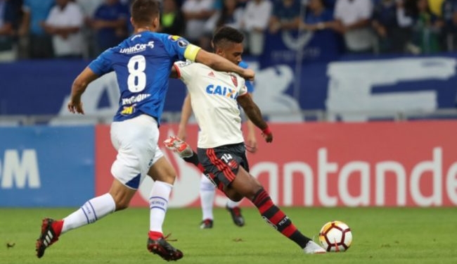 Vai com quem? Centroavante passa a ser dor de cabeça no Flamengo