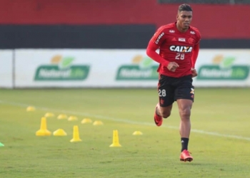 Berrío sofre entorse no tornozelo e inicia tratamento no Ninho do Urubu