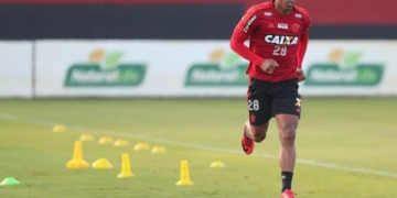 Berrío sofre entorse no tornozelo e inicia tratamento no Ninho do Urubu