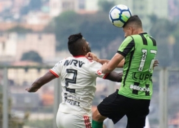 Bolas aéreas têm sido dor de cabeça para sistema defensivo do Fla