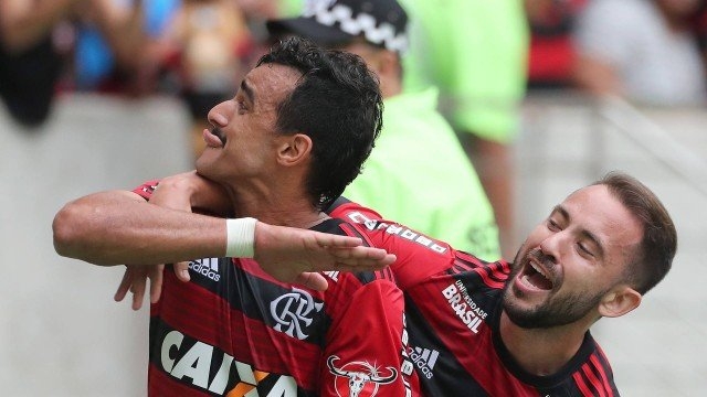 Diante de 55 mil torcedores, Flamengo bate Cruzeiro e segue na vice-liderança do Brasileirão