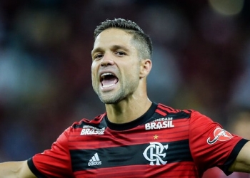 Diego avalia gramado do Maracanã como um dos piores da Série A