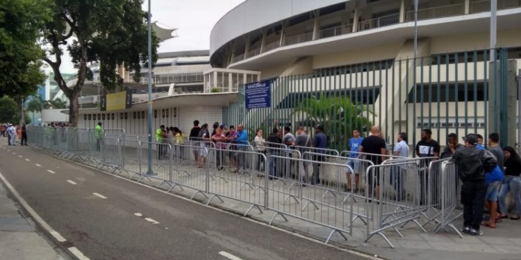Torcida do Fla faz fila na busca por ingressos para o jogo de domingo contra o Cruzeiro