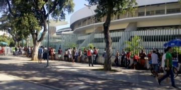 Ressaca? Torcida do Flamengo forma longa fila no Maraca por ingressos para jogo contra o Ceará